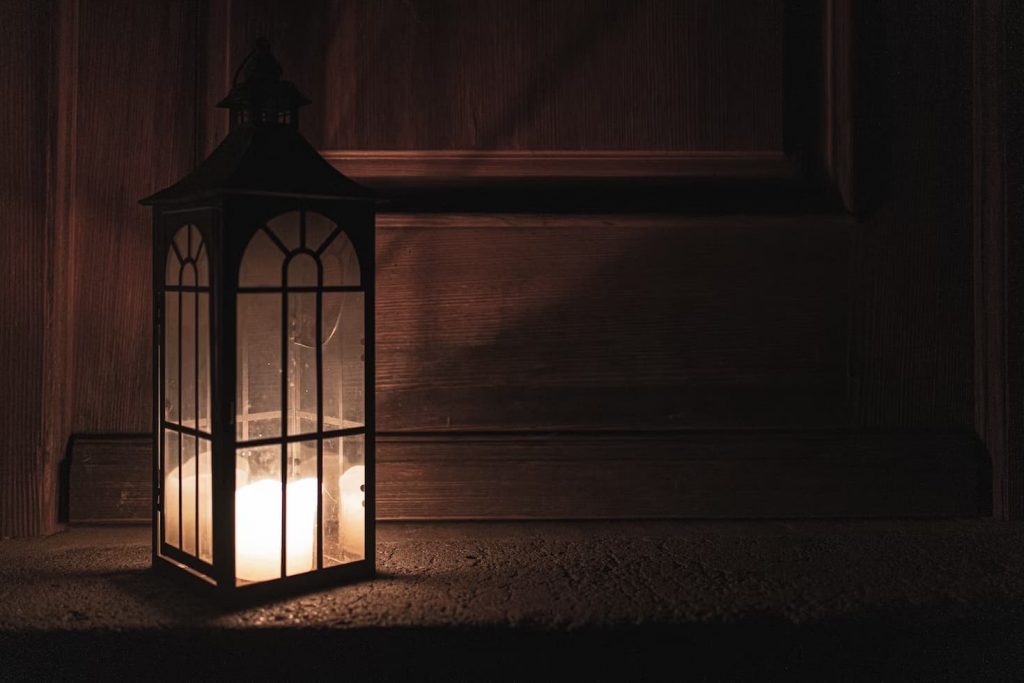 Magia Światła: Lampiony Drewniane